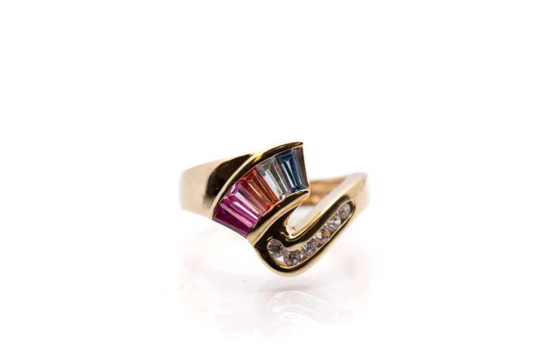 Zlatý prsten s barevnými kamínky, vel. 56