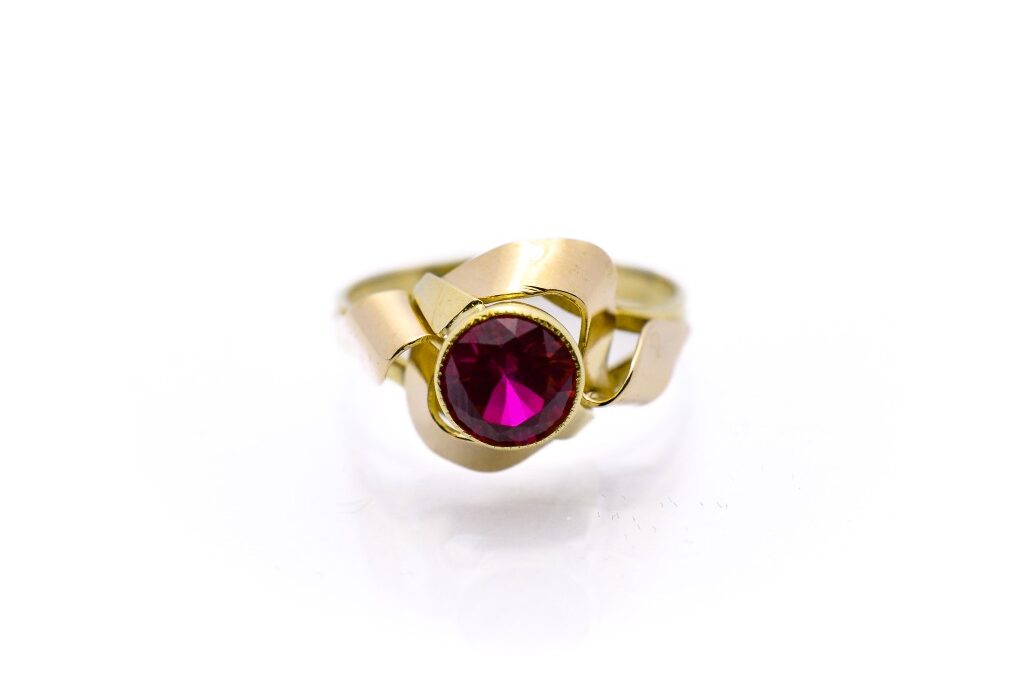 Zlatý prsten s červeným kamenem – rubín, vel. 56