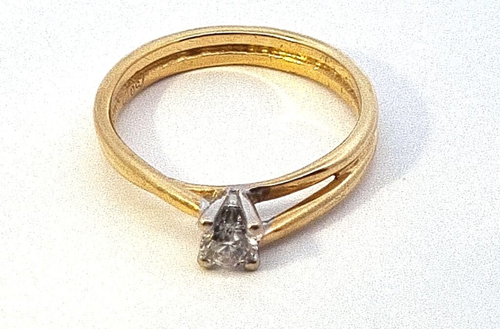Zlatý prsten s diamantem, vel. 55
