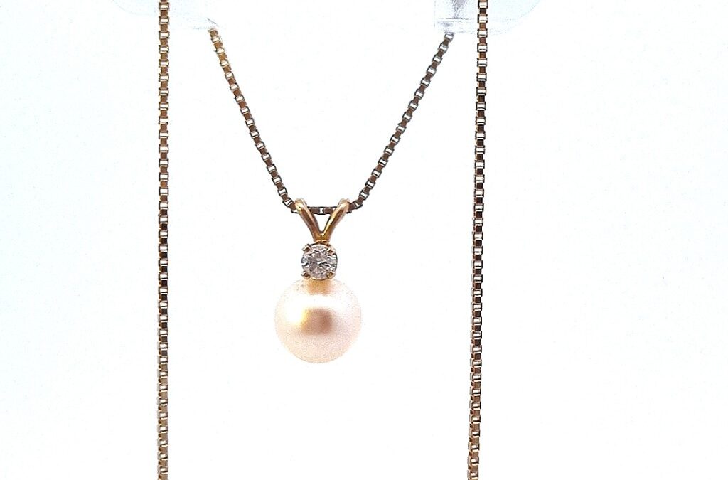 Zlatý řetízek s perlou a diamantem