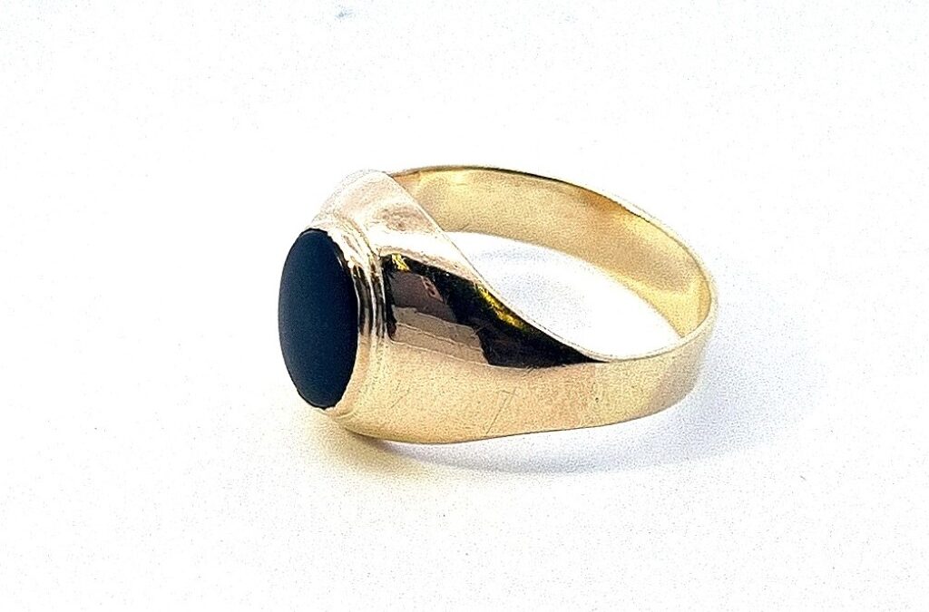 Zlatý pánský prsten s onyxem, vel. 60