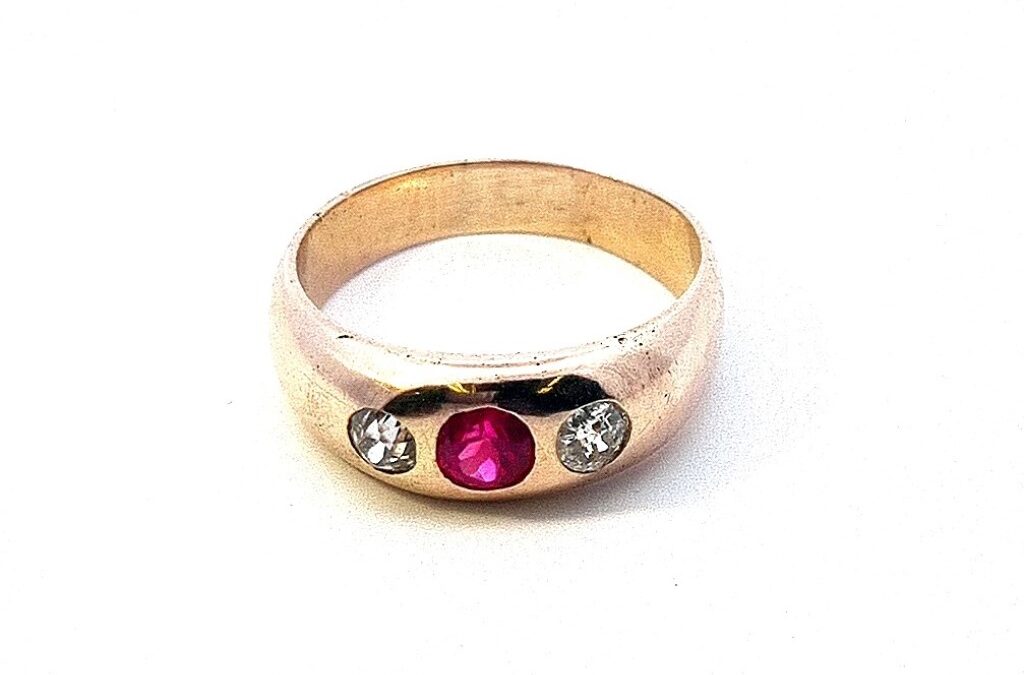 Starožitný zlatý prsten s diamanty a rubínem, vel. 61
