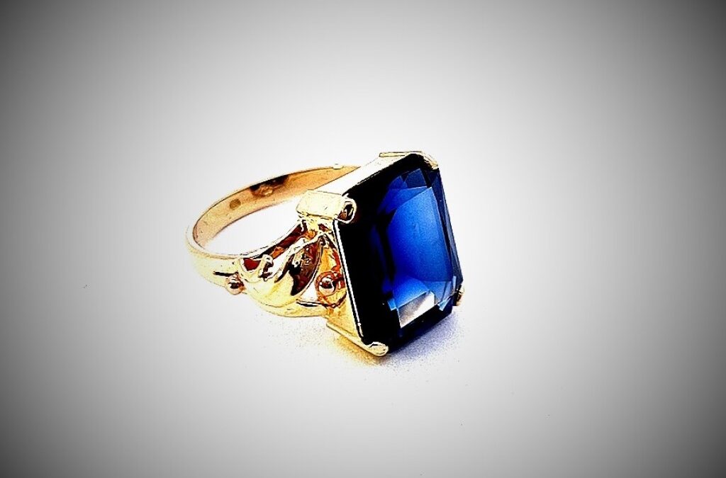 Zlatý prsten s modrým kamenem, vel. 60