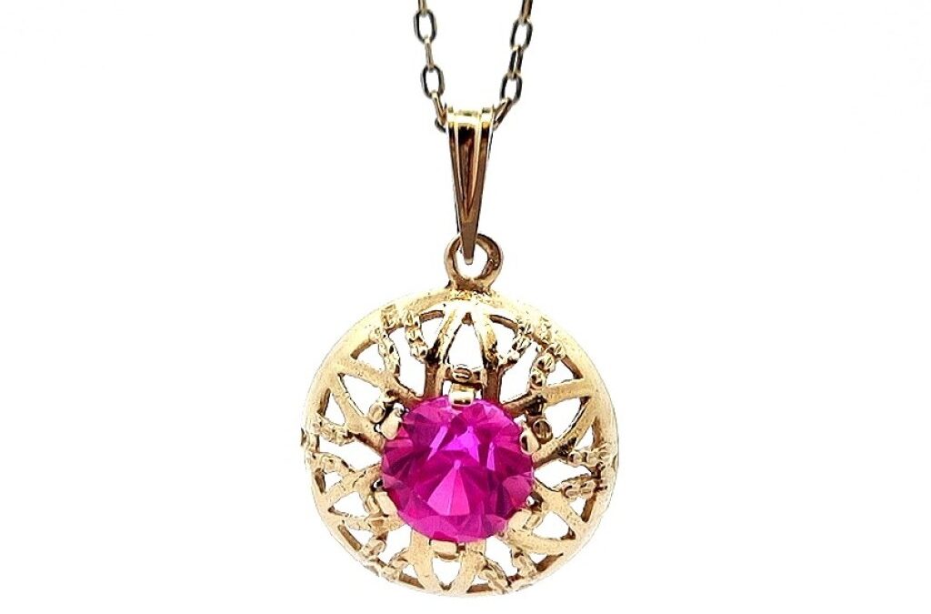 Zlatý přívěsek s rubínem