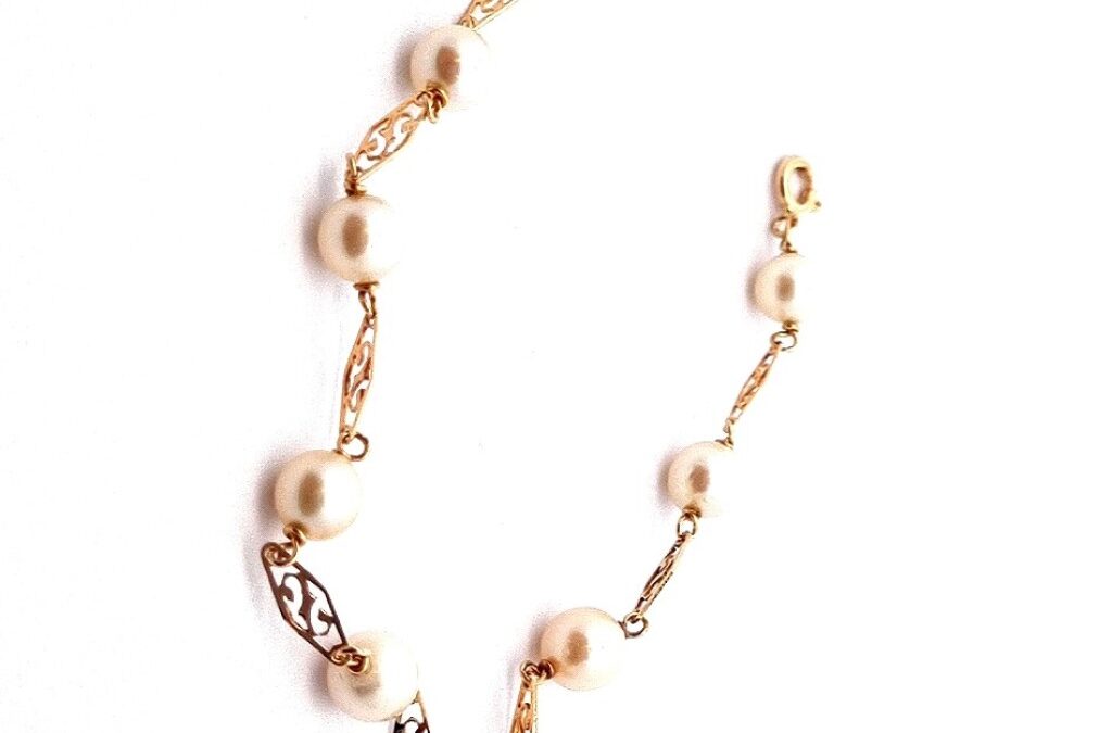 Zlatý náramek s perlami