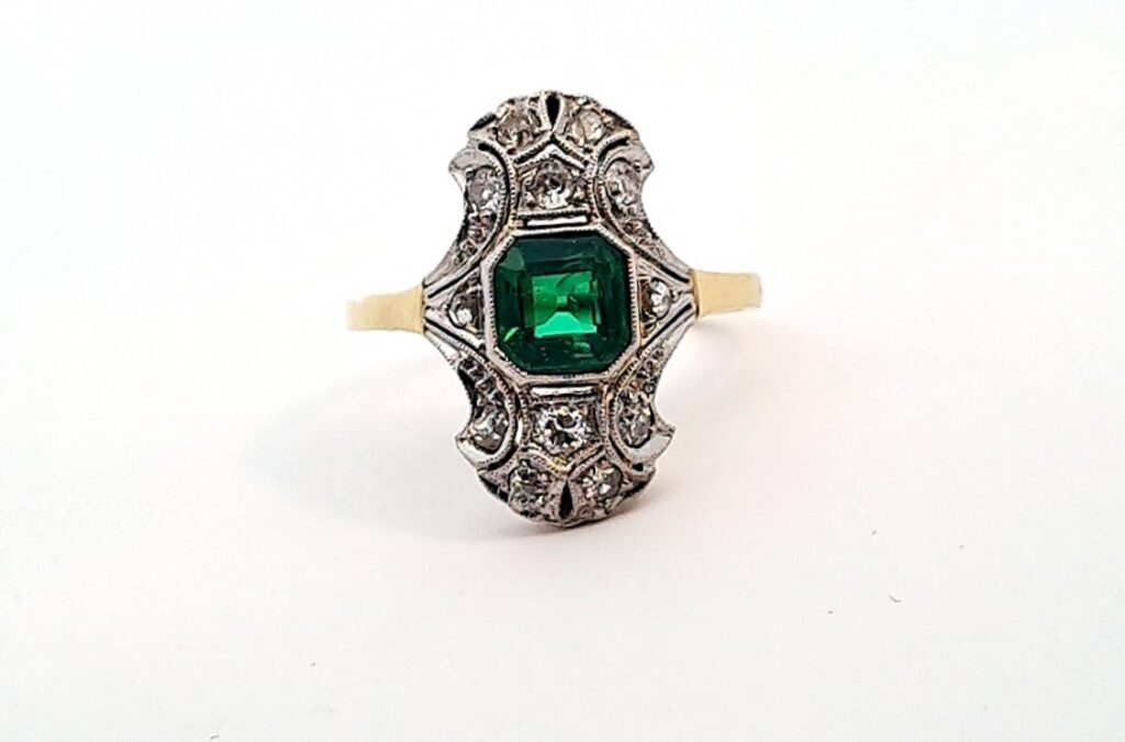 Zlatý prsten se smaragdem a diamanty, Art-deco, vel. 52