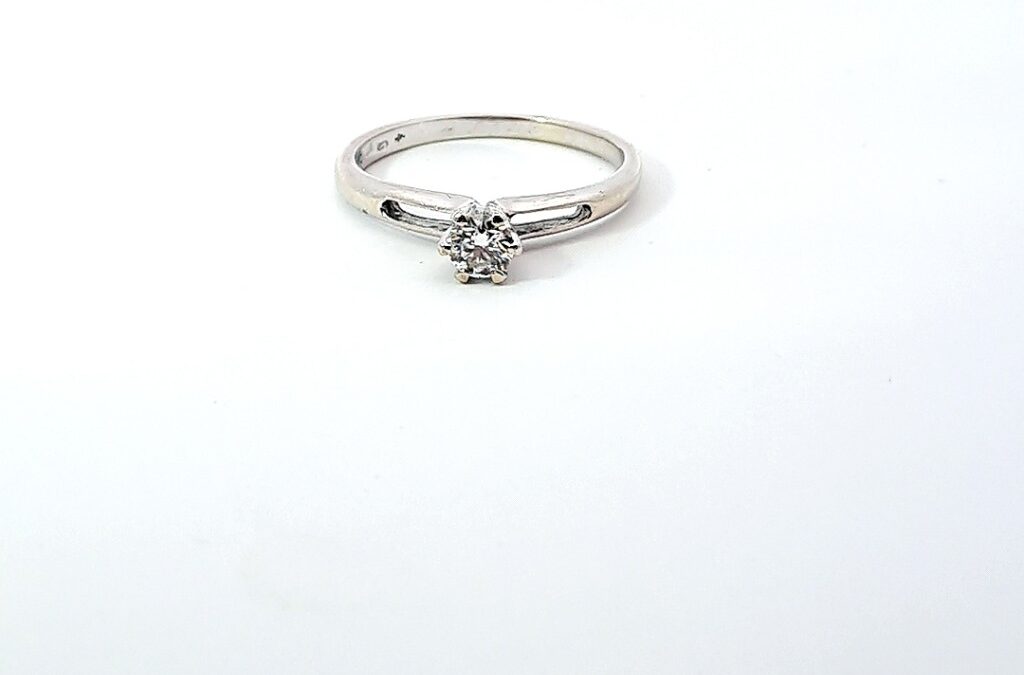 Zlatý prsten s diamantem, vel. 53