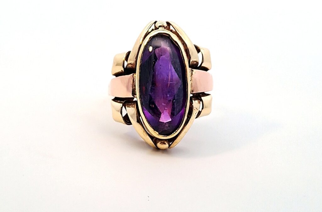 Zlatý prsten s fialovým kamenem, vel. 59