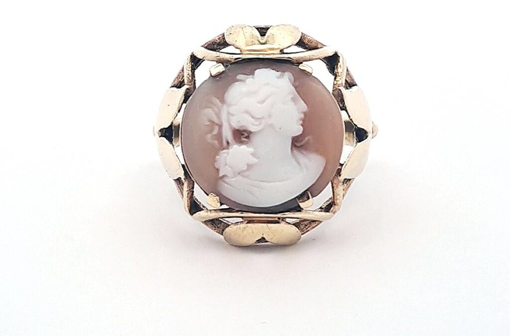 Zlatý prsten s kamejí, vel. 53