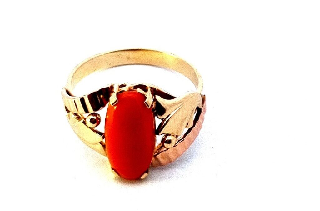 Zlatý prsten s korálem, vel. 55