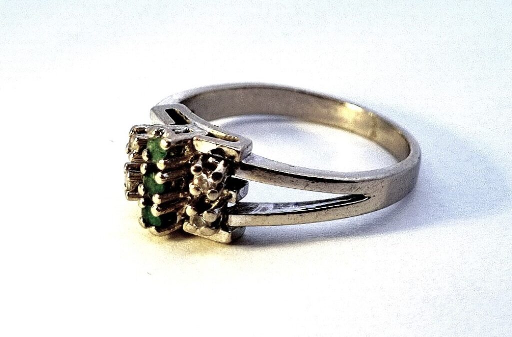 Zlatý prsten se smaragdy a diamanty, vel. 53