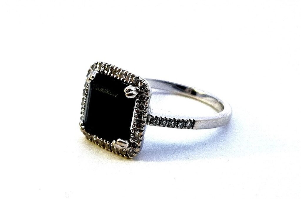 Zlatý prsten s onyxem a diamanty, vel. 54
