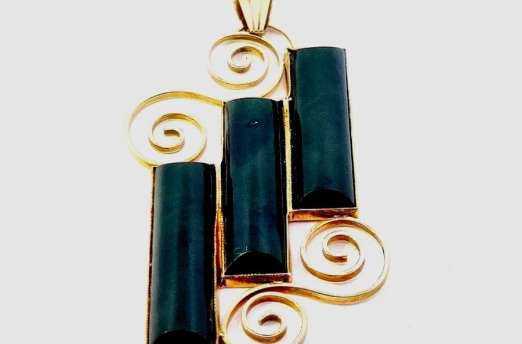 Zlatý přívěs se zeleným kamenem