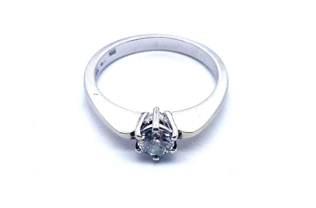 Zlatý prsten s briliantem 0,35 ct, vel. 53,5