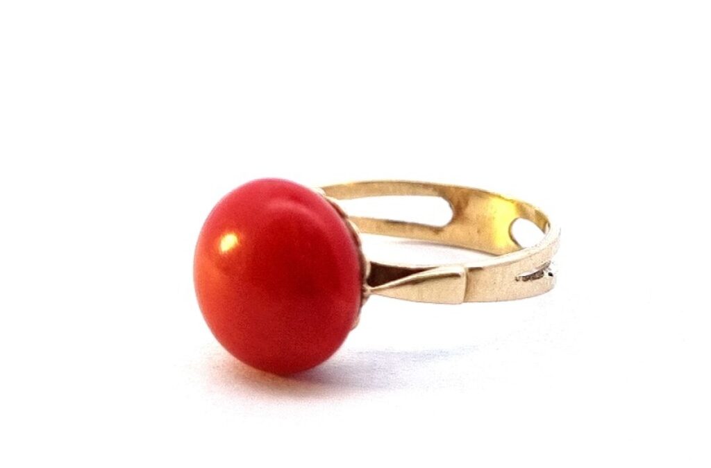 Zlatý prsten s korálem, vel. 52