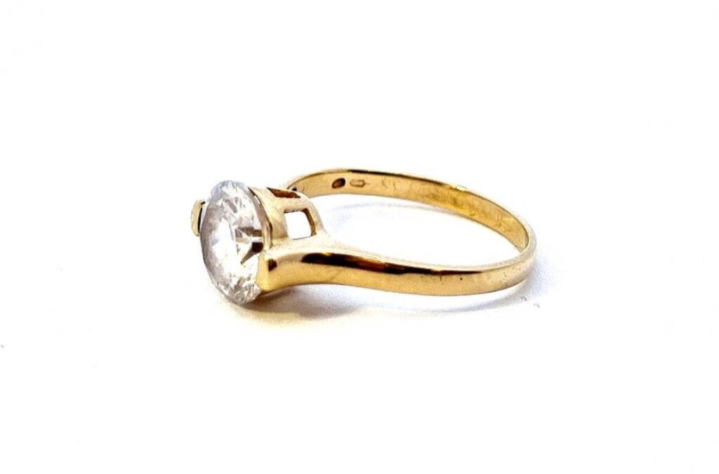 Zlatý prsten se zirkonem, vel. 52