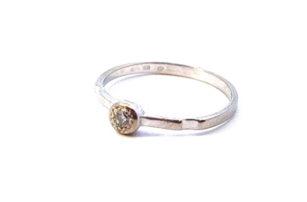 Zlatý prsten s diamantem, vel. 50