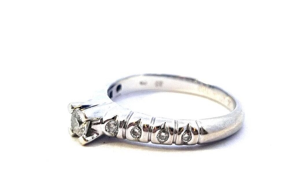 Zlatý prsten s diamanty, vel. 56