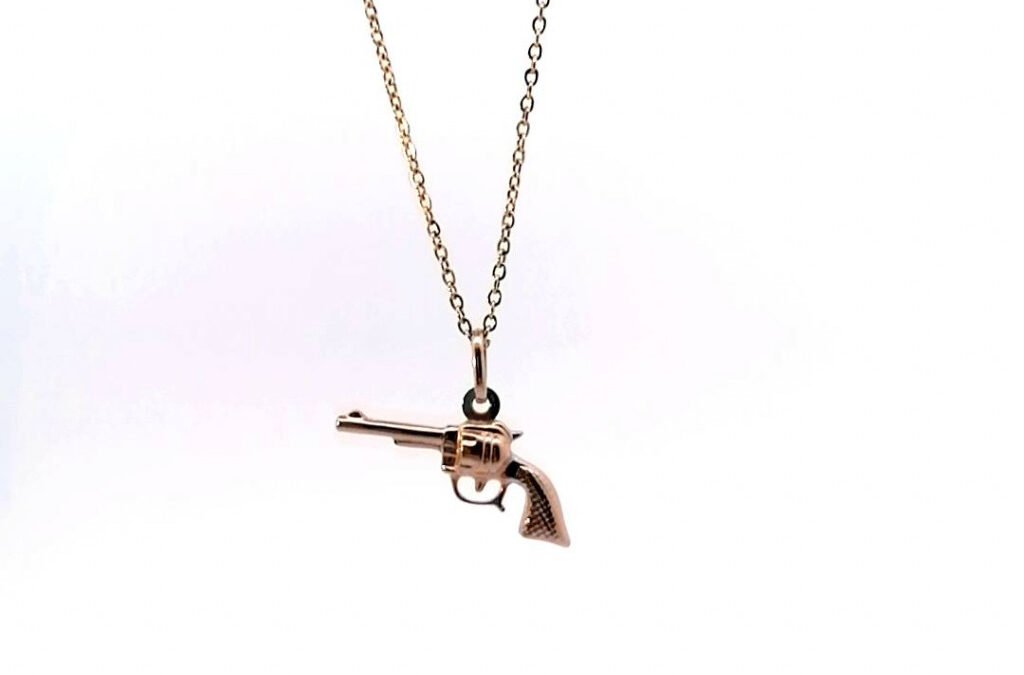 Zlatý přívěs, revolver