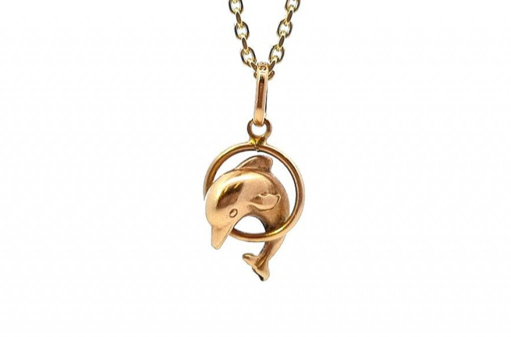 Zlatý přívěs, delfín