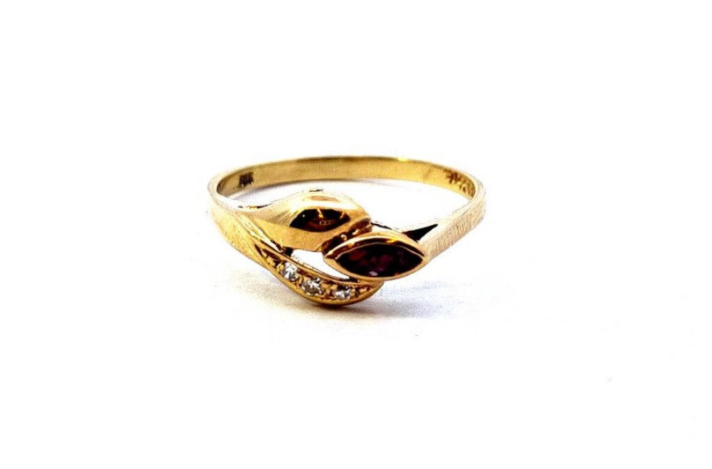 Zlatý prsten s rubínem a diamanty, vel. 55