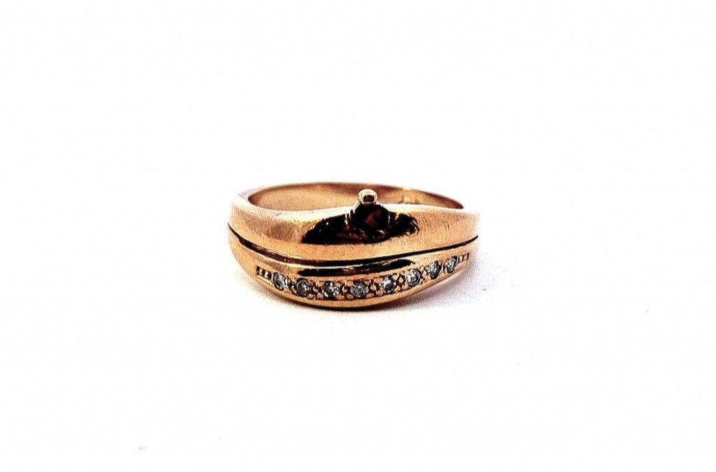 Zlatý prsten s rubínem a diamanty, vel. 52