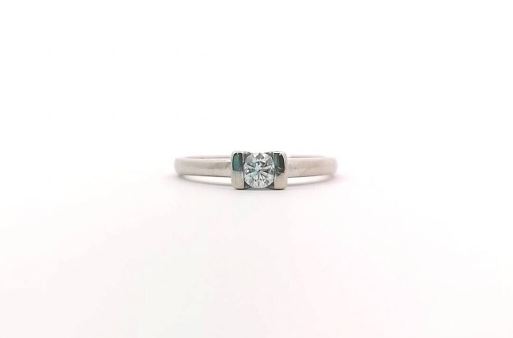 Zlatý prsten s diamantem, vel. 56