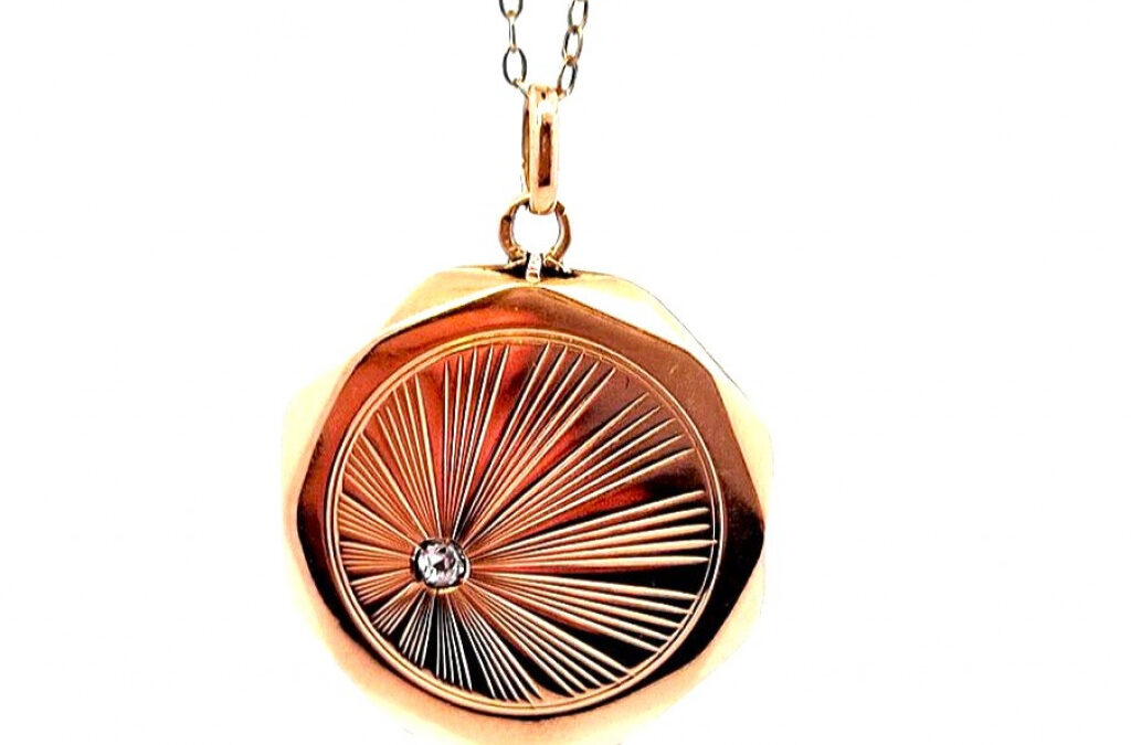 Starožitný zlatý medailon s leukosafírem