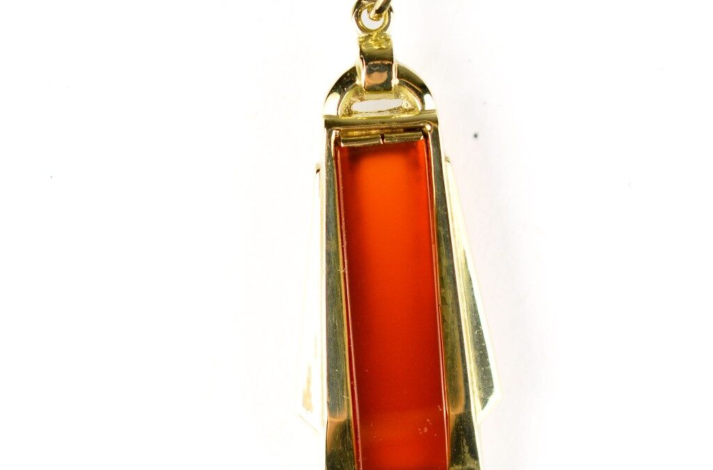 Zlatý přívěs s karneolem