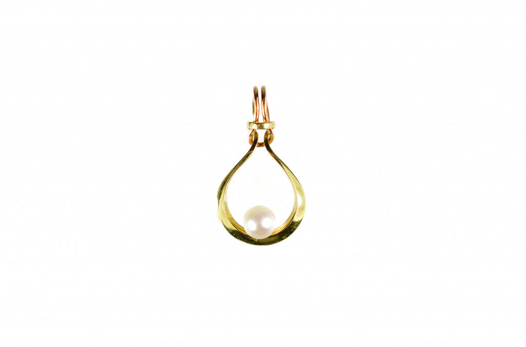 Zlatý přívěs s perlou