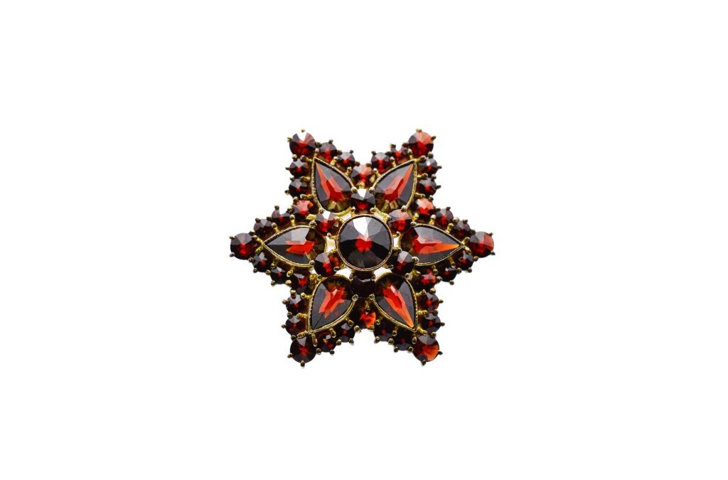 Stříbrná brož s českými granáty