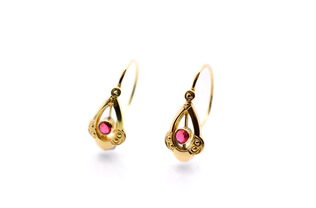 Starožitné zlaté náušnice s červeným kamenem – rubín, dětské zapínání