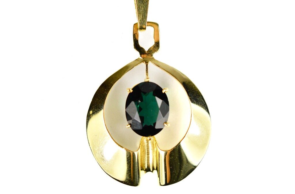 Zlatý přívěs s tmavě zeleným kamenem