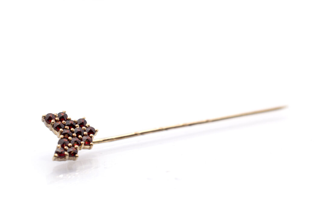 Stříbrná jehlice s českými granáty