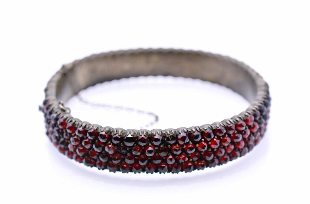 Náramek s českými granáty