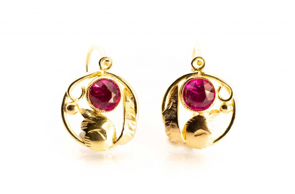 Dětské zlaté náušnice s červeným kamenem – rubín, visací