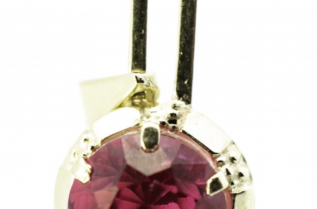 Zlatý závěs s červeným kamenem – rubín
