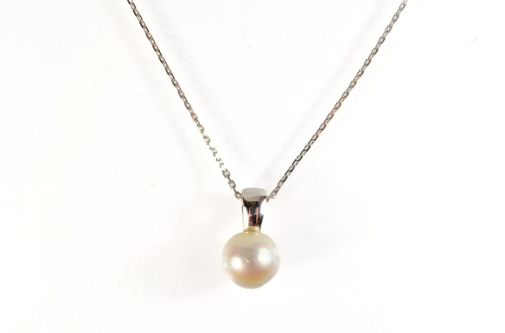 Náhrdelník z bílého zlata s perlou a diamantem