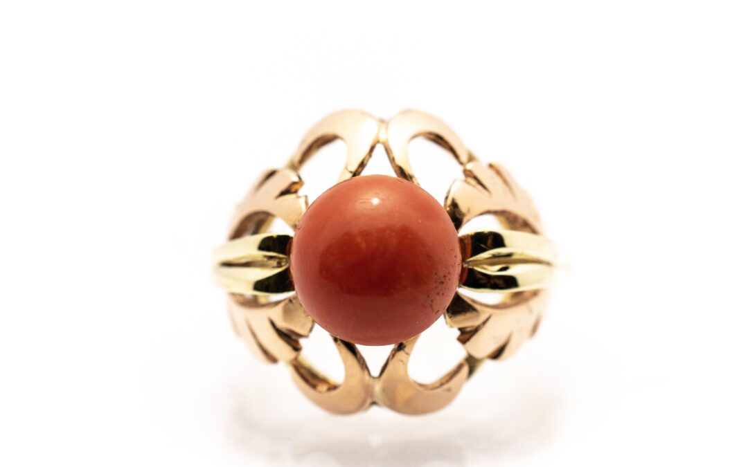 Zlatý prsten s korálem, vel. 54