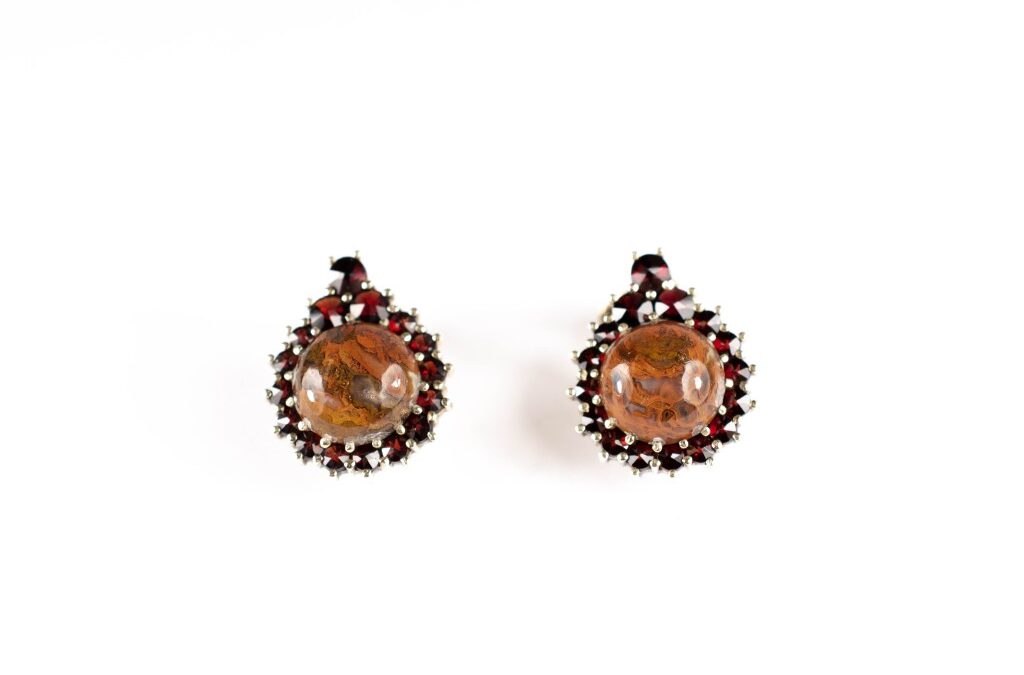 Stříbrné náušnice s českými granáty a jaspisem