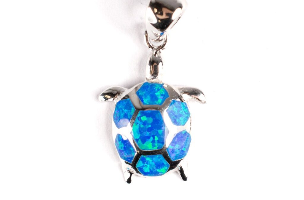 Stříbrný přívěs želva s opálem