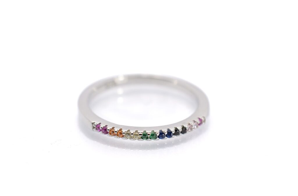 Stříbrný prsten s barevnými kamínky