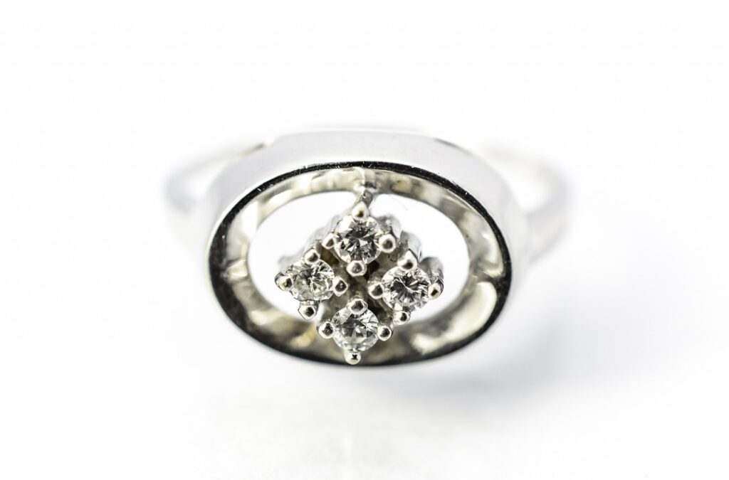 Prsten z bílého zlata s diamanty 4 x 0,1 ct, vel. 55