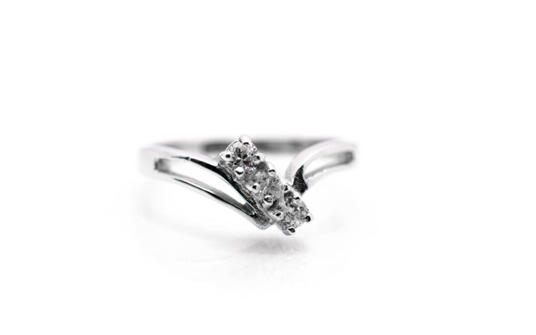 Stříbrný prsten se zirkony