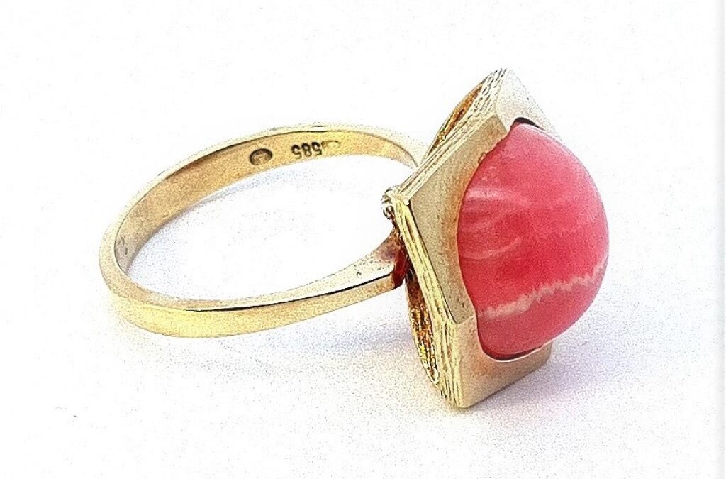 Zlatý prsten se slunečním kamenem, vel. 56