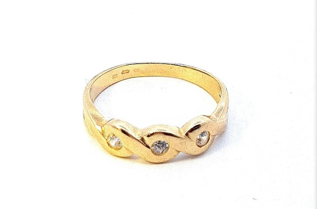 Zlatý prsten se zirkony, vel. 55