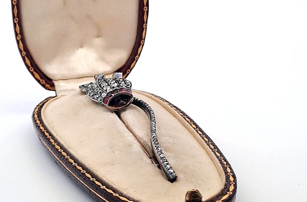 Starožitná zlatostříbrná jehlice s diamanty a rubíny