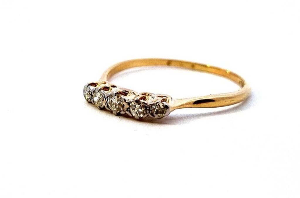 Zlatý prsten s diamanty, vel. 61