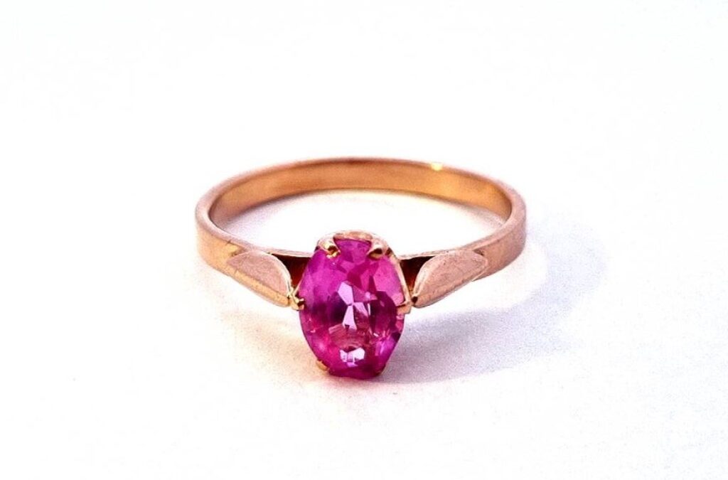 Zlatý prsten s růžovým kamenem, rubín, vel. 60