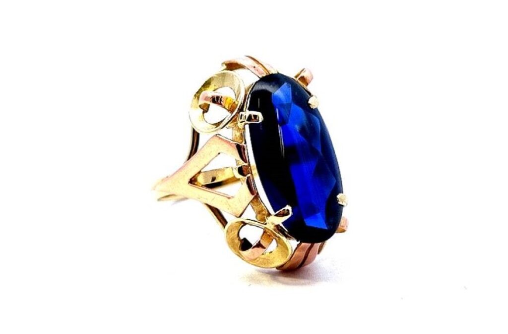 Zlatý prsten se safírem, vel. 52